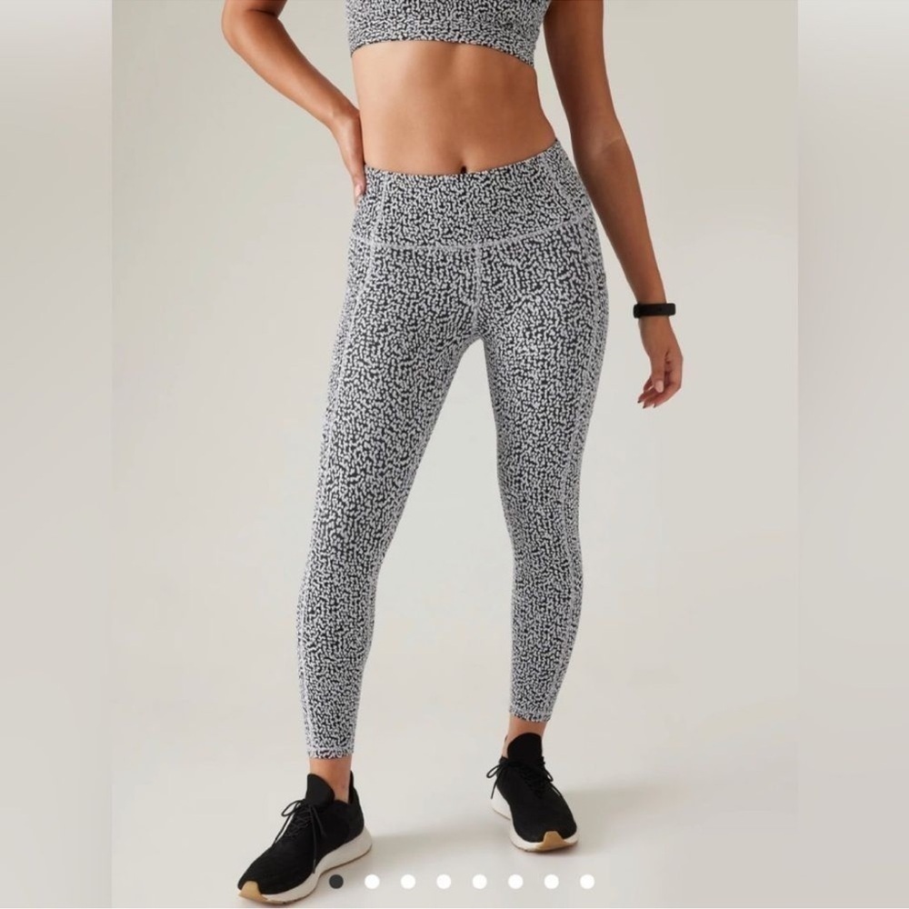 EUC - Athleta Salutation Stash Pocket Textured 7/8 Tights Micro Cheetah - size S